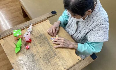 入居者が食卓で創作活動・手作業レクリエーションに参加している風景